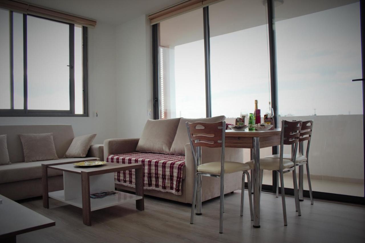 Uptown Holiday App & Pool Daily Rental Contactless Check In & Check Out Famagusta  Bagian luar foto